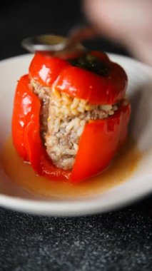 Doldurulmuş biber ve pirinç taze yiyecek lezzetli yemek aperatifler yemek atıştırmalıkları fotokopi masasında uzay yemeği arka planında