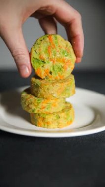 Sebzeli brokoli, patates, havuç, sebze, vejetaryen taze vejetaryen yiyecekler sağlıklı yemek atıştırmalıkları fotokopi masasında yemek yiyecekler arka plan kırsal arka plan keto veya paleo diyeti.