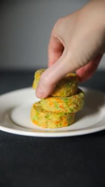 Sebzeli brokoli, patates, havuç, sebze, vejetaryen taze vejetaryen yiyecekler sağlıklı yemek atıştırmalıkları fotokopi masasında yemek yiyecekler arka plan kırsal arka plan keto veya paleo diyeti.