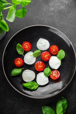 mozzarella salatası caprese domates, fesleğen taze yemek iştah açıcı yemek aperatifleri masa arkasında fotokopi uzayı yemek arka planı 