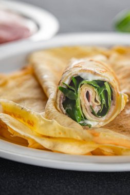 Krep aromalı krep jambon ve marul taze yemek aperatif yemek aperatif yemek yemek masa arkasında uzay yemeği fotokopisi.