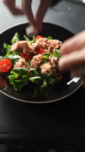 Ensalada Atún Tomate Lechuga Hoja Verde Cebolla Comida Saludable Cocina — Vídeos de Stock