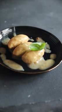Quenelles domuz eti mantarı sosu konserve yemek kavanozu bir tabağa yemek koymak aperatif yemek atıştırmalıkları yemek masasında fotokopi uzayı yemek arka planında 
