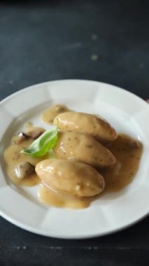 Quenelles domuz eti mantarı sosu konserve yemek kavanozu bir tabağa yemek koymak aperatif yemek atıştırmalıkları yemek masasında fotokopi uzayı yemek arka planında 