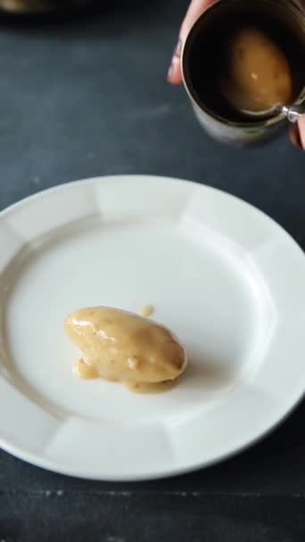 烤肉蘑菇酱汁罐头食物罐把食物放在盘子里吃开胃菜食物点心桌子上复制太空食物背景 — 图库视频影像
