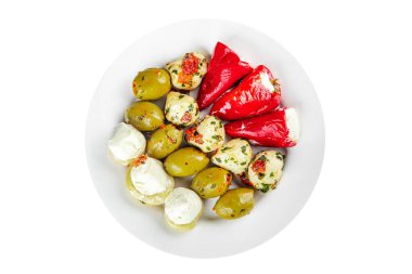 Aperatif sebzeli antipasti zeytin, mozzarella, doldurulmuş biber, mantarlı antipasto taze yemek. Masanın üzerinde yemek atıştırmalığı yemek.