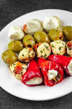 Aperatif sebzeli antipasti zeytin, mozzarella, doldurulmuş biber, mantarlı antipasto taze yemek. Masanın üzerinde yemek atıştırmalığı yemek.