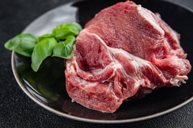 Çiğ domuz eti taze hamuru lezzetli yemek aperatif yemek aperatifi masada fotokopi uzay yemeği arka plan kırsal