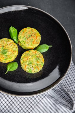Sebzeli havuç, brokoli, patates, soğanlı vejetaryen vejetaryen yemeği. Lezzetli. Masada sağlıklı yemek atıştırmalıkları.