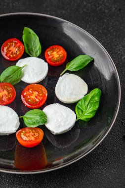 Caprese salatası mozzarella, domates, fesleğen taze yemek lezzetli iştah açıcı yemek aperatifleri fotokopi masasında uzay yemeği arka plan kırsal üst görüş keto veya paleo diyet vejetaryen gıda