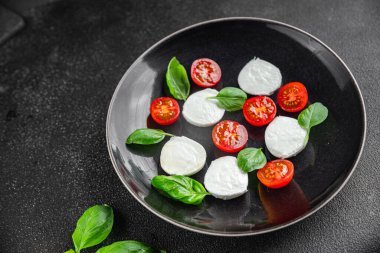 Caprese salatası mozzarella, domates, fesleğen taze yemek lezzetli iştah açıcı yemek aperatifleri fotokopi masasında uzay yemeği arka plan kırsal üst görüş keto veya paleo diyet vejetaryen gıda