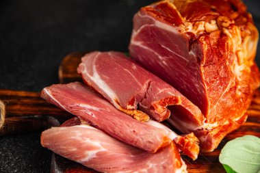 Domuz eti füme et aperatifi masada abur cubur yemek fotokopi uzayı arka plan kırsal