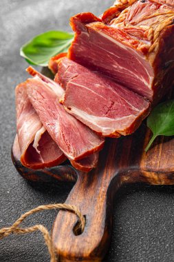 Domuz eti füme et aperatifi masada abur cubur yemek fotokopi uzayı arka plan kırsal