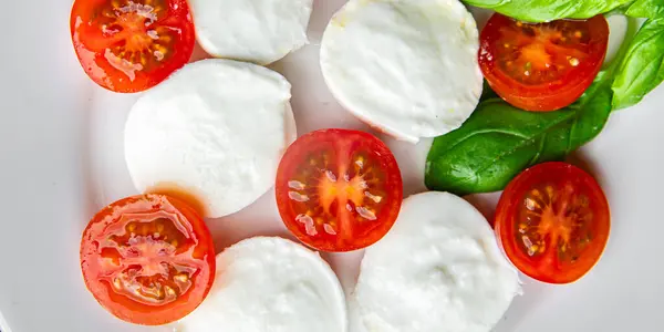 Caprese Salad Mozzarella Tomat Kemangi Makanan Segar Lezat Makanan Sehat — Stok Foto