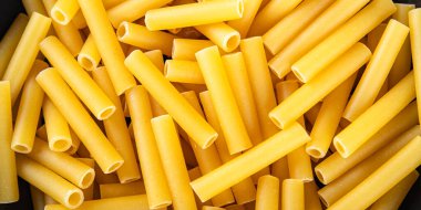 Tortiglioni çiğ makarna aperatif yemek aperatifleri fotokopi masasında uzay yiyecekleri arka plan kırsal üst görünüm