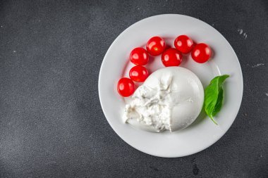 Burrata peyniri porsiyon bufalo burrata aperatif yemek aperatifleri masa üzerinde fotokopi uzay gıda arka plan kırsal üst görünüm