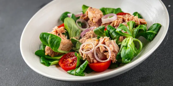 Salad Tuna Tomat Daun Hijau Selada Sehat Makan Makanan Hidangan — Stok Foto