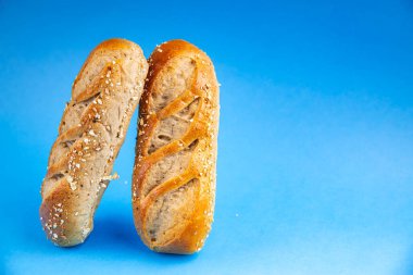 Sütlü çörekler tahıllı çörekler taze pişmiş çörekler aperatifler sofrada atıştırmalıklar fotokopi uzayın arka plan kırsal manzarası