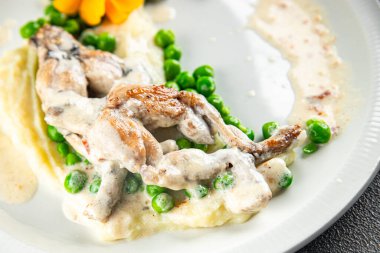 Kurbağa bacağı yemek Fransız mutfağı ikinci yemek pörsümüş aperatif yemek aperatifleri masanın üzerinde fotokopi uzayı arka plan kırsal manzarası