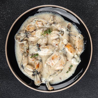 Kurbağa bacağı yemek Fransız mutfağı ikinci yemek pörsümüş aperatif yemek aperatifleri masanın üzerinde fotokopi uzayı arka plan kırsal manzarası