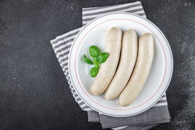 Beyaz sosis sosis weisswurst bavyera sosisi ikinci yemek taze meze yemek aperatifleri masa üzerinde fotokopi uzayı arka plan kırsal manzarası