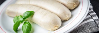 Beyaz sosis sosis weisswurst bavyera sosisi ikinci yemek taze meze yemek aperatifleri masa üzerinde fotokopi uzayı arka plan kırsal manzarası