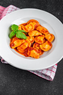 Ravioli bifteği, domates, taze pişirme aperatifler masada atıştırmalıklar, fotokopi, arka plan kırsal manzarası.