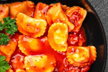 Ravioli bifteği, domates, taze pişirme aperatifler masada atıştırmalıklar, fotokopi, arka plan kırsal manzarası.