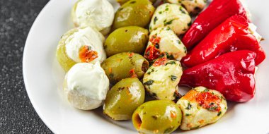 Antipasti, zeytin, mozzarella, doldurulmuş biber, mantar, antipasto taze yemek iştah açıcı yemek atıştırmalıkları masa üzerinde fotokopi uzay yemeği arka plan kırsal üst görünüm vejetaryen yemekleri