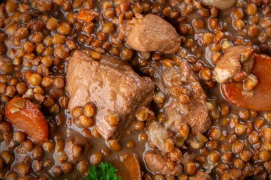 Etli mercimek ya da domuz eti taze aperatif. Masada atıştırmalık. Arka plan fotokopisi, kırsal üst görüş keto veya paleo diyeti.