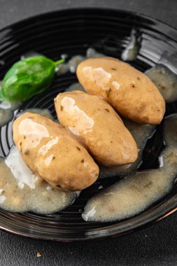 Quenelles et domuz mantarı sosu yemek aperatifi yemek aperatifi masa üzerinde fotokopi uzay yemeği arka plan kırsal üst görünüm