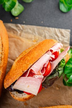 Sandviç, jambon, domates, yeşil marul sağlıklı yemek aperatifler yemek atıştırmalıklar fotokopi masasında uzay yemeği arka plan kırsal manzarası