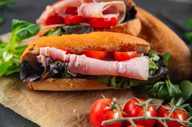 Sandviç, jambon, domates, yeşil marul sağlıklı yemek aperatifler yemek atıştırmalıklar fotokopi masasında uzay yemeği arka plan kırsal manzarası