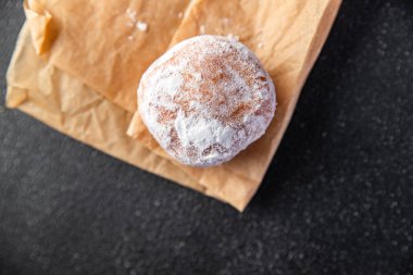 Pudra şekerli donut taze yemek aperatifi dolduran çikolatalı aperatif yemek masadaki fotokopi uzay yiyecekleri arka plan kırsal üst görünüm