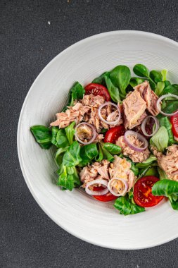Deniz mahsulleri salatası ton balığı, domates, yeşil yaprak, marul, soğan yemek aperatifleri fotokopi masasında atıştırmalık şeyler.