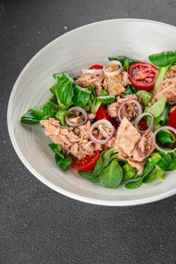 Deniz mahsulleri salatası ton balığı, domates, yeşil yaprak, marul, soğan yemek aperatifleri fotokopi masasında atıştırmalık şeyler.