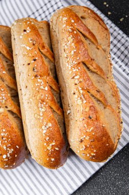 Taze süt çöreği tahıl hamuru çörekleri fırında yemek aperatifleri masada fotokopi uzayı arka plan kırsal manzarası