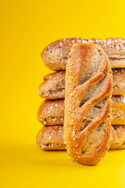 Taze süt çöreği tahıl hamuru çörekleri fırında yemek aperatifleri masada fotokopi uzayı arka plan kırsal manzarası