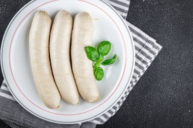 Beyaz sosis sosis weisswurst bavyera sosisi ikinci yemek taze meze yemek aperatifleri masa üzerinde fotokopi uzayı arka plan kırsal manzarası