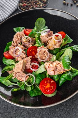 Ton balığı salatası, domates, yeşil yaprak marulu, soğan sağlıklı iştah açıcı yemek aperatifleri fotokopi masasında uzay yiyecekleri arka plan kırsal üst görüş keto veya paleo diyet vejetaryen yemeği