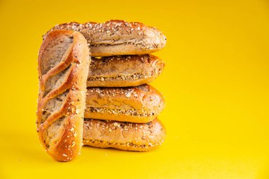 Çörekler tahıl hamuru çörekler taze pişmiş yiyecekler aperatifler masada atıştırmalıklar fotokopi uzay yiyecekleri arka plan kırsal üst görünüm