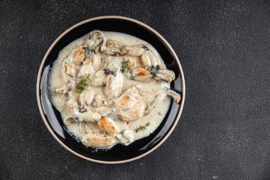 Kurbağa bacağı yemek ikinci tabak buruşuk aperatif yemek aperatifleri masanın üzerinde fotokopi uzayı arka plan kırsal üst görünüm