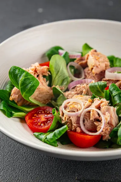 Tonhal Saláta Paradicsom Zöld Levél Saláta Hagyma Egészséges Étkezési Főzés Jogdíjmentes Stock Képek