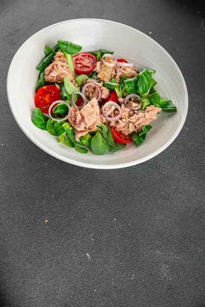 Tonhal Saláta Paradicsom Zöld Levél Saláta Hagyma Egészséges Étkezési Főzés Jogdíjmentes Stock Fotók