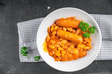 Sosisli fasulye, domates, taze yemek aperatifler, masada atıştırmalıklar, fotokopi, arka plan, kırsal alan manzarası.