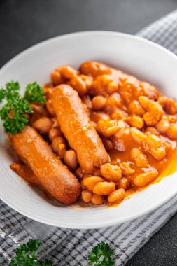 Sosisli fasulye, domates, taze yemek aperatifler, masada atıştırmalıklar, fotokopi, arka plan, kırsal alan manzarası.