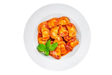 Ravioli bifteği, domates, taze pişirme aperatifler masada atıştırmalıklar, fotokopi, arka plan kırsal manzarası.