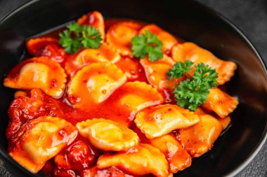 Ravioli bifteği, domates, taze pişirme aperatifler masada atıştırmalıklar, fotokopi, arka plan kırsal manzarası.
