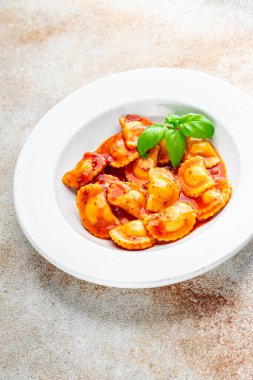 Ravioli bifteği, domates, taze pişirme aperatifler masada atıştırmalıklar, fotokopi, arka plan kırsal manzarası.