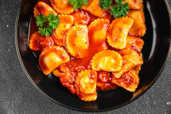 Ravioli Carne Carne Tomate Molho Fresco Cozinhar Aperitivo Refeição Comida Imagem De Stock